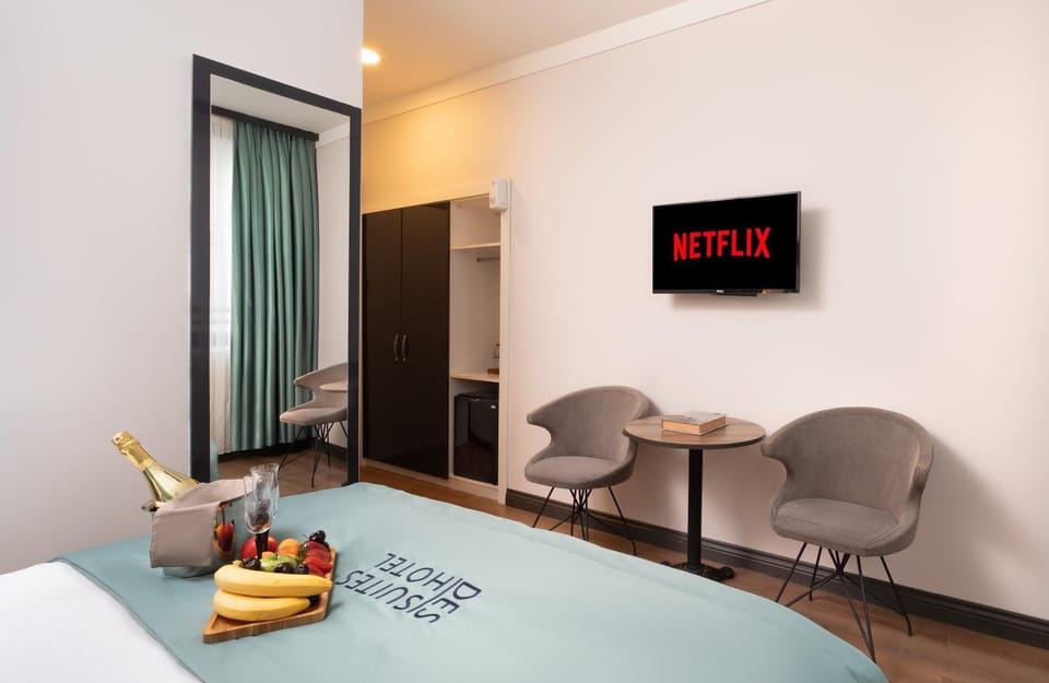 TV and multimedia, Photo of the whole room, Seating area