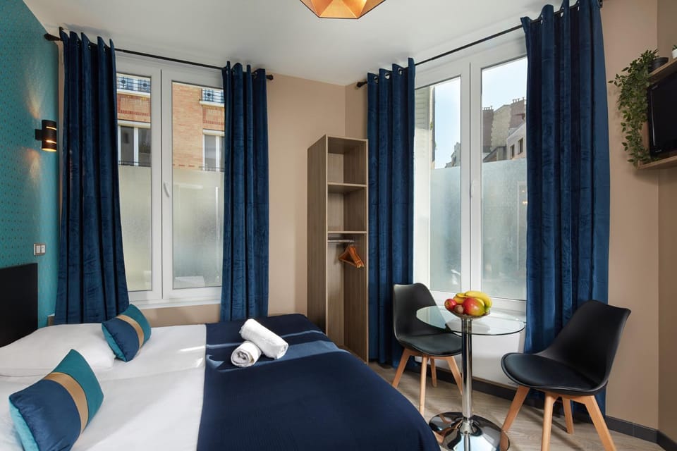 TV and multimedia, Coffee/tea facilities, Photo of the whole room, Dining area, Bedroom