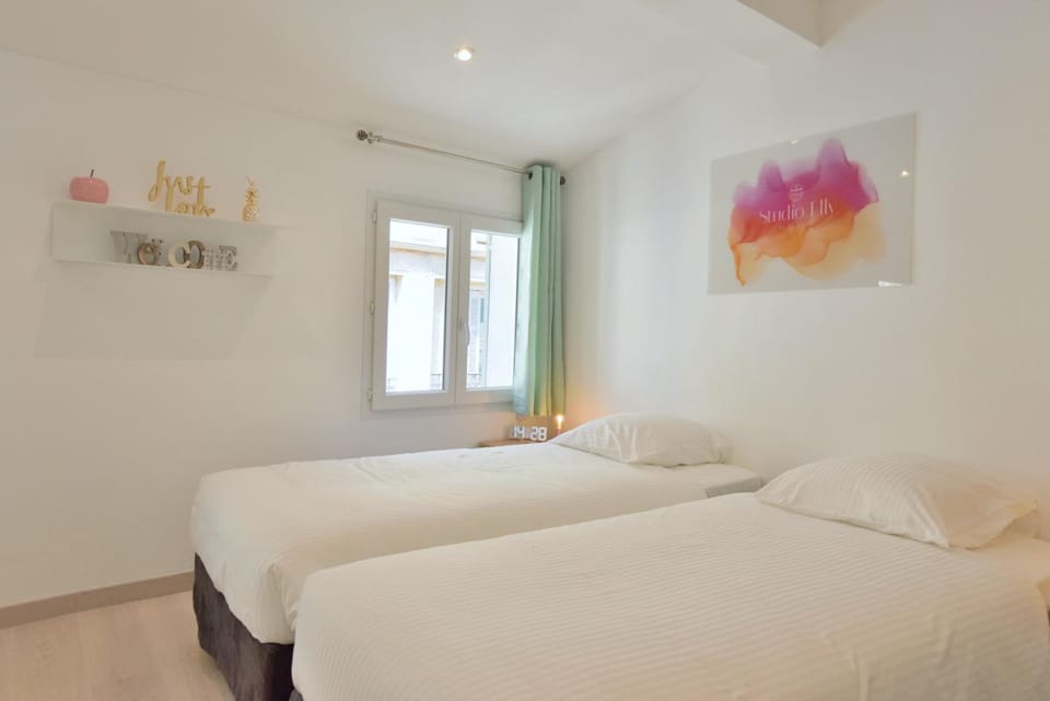 Photo of the whole room, Decorative detail, Bedroom