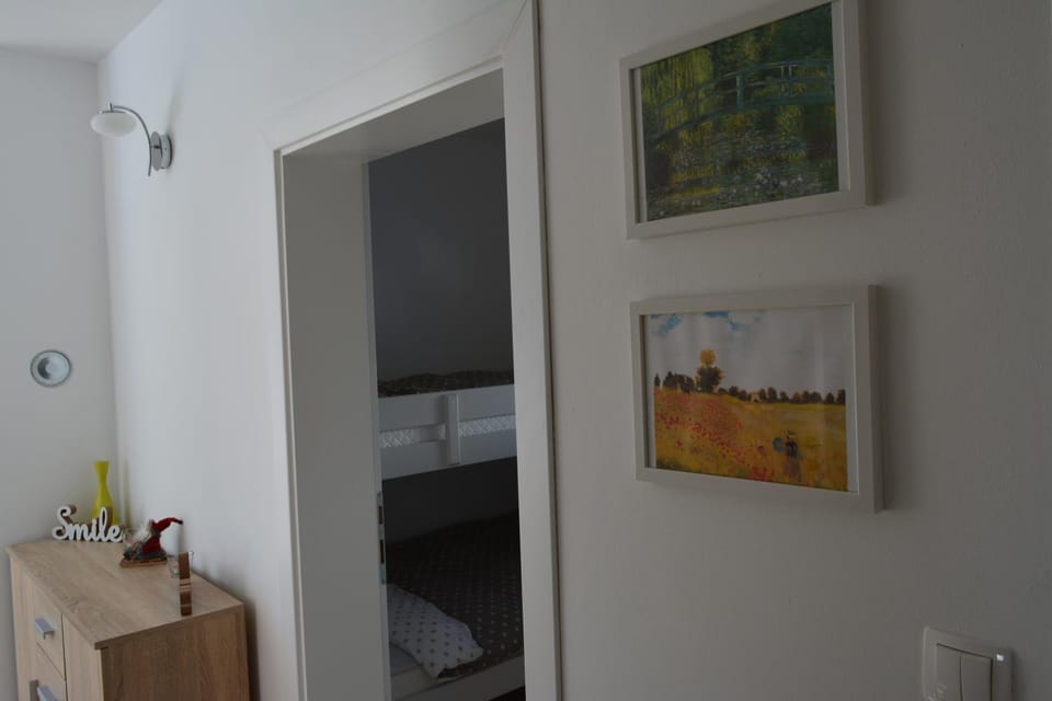 Bedroom, bunk bed