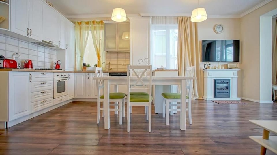 TV and multimedia, Kitchen or kitchenette, Dining area, dishwasher, oven, stove, toaster