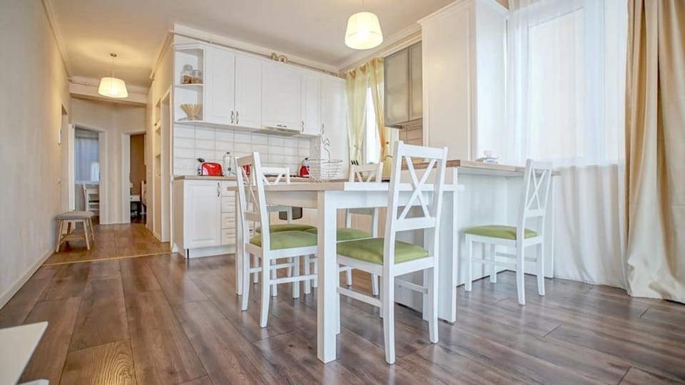 Kitchen or kitchenette, Living room, Seating area, Dining area