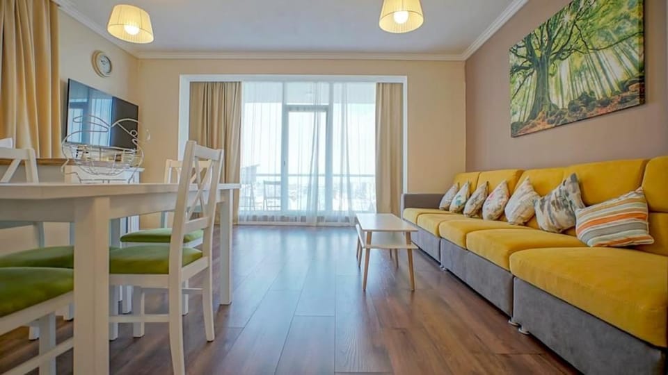 TV and multimedia, Living room, Seating area, City view