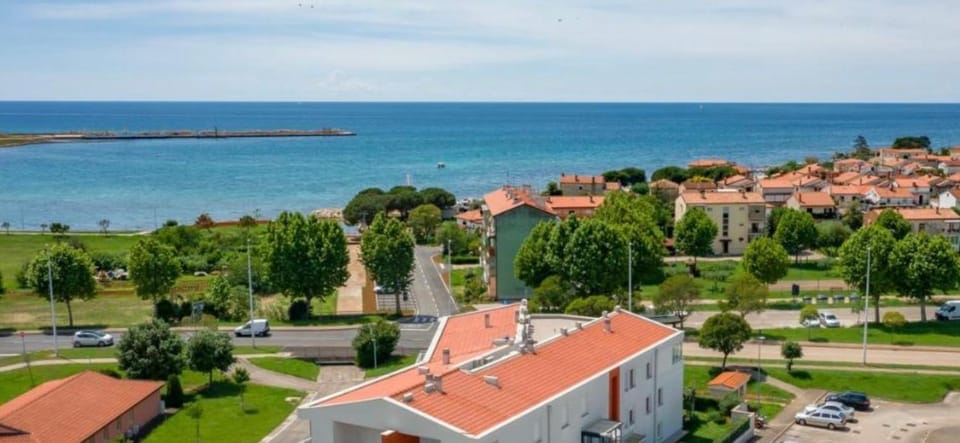 Neighbourhood, Beach, Sea view, Location