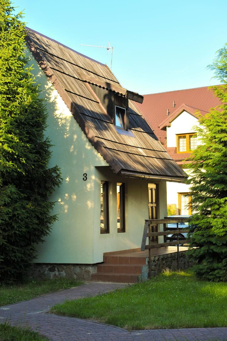 Property building, Facade/entrance, Day, People, Summer, On site, Area and facilities, Family