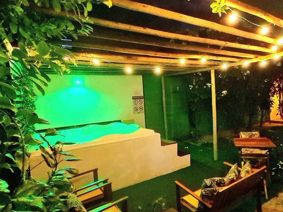 Garden, Hot Tub
