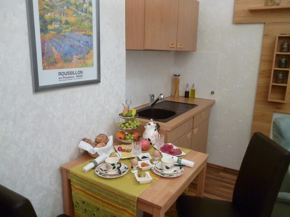 Kitchen or kitchenette, Dining area, Breakfast, Continental breakfast
