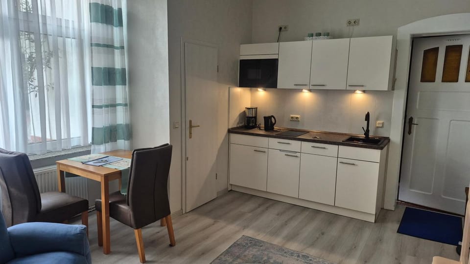 Coffee/tea facilities, Kitchen or kitchenette, Dining area