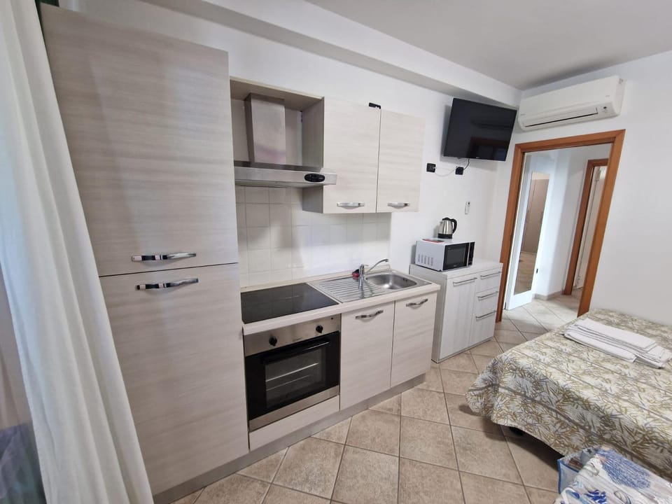 Kitchen or kitchenette, oven, pet friendly, stove
