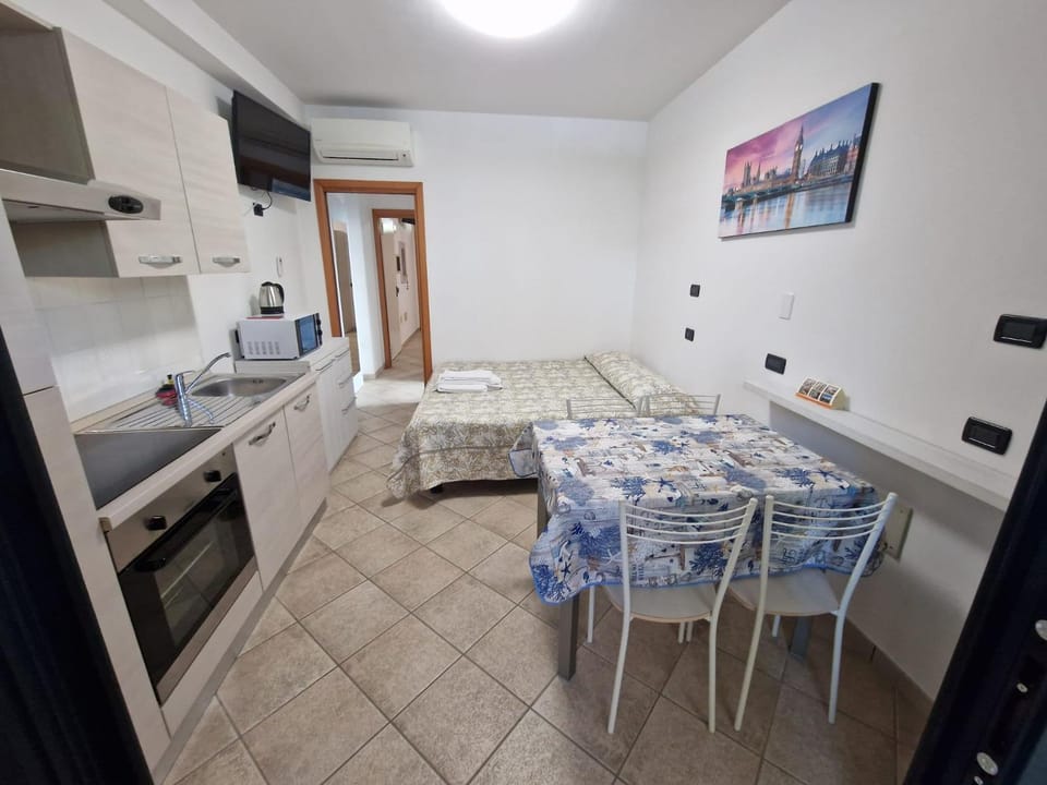 Kitchen or kitchenette, Living room, Seating area, Dining area, oven, stove