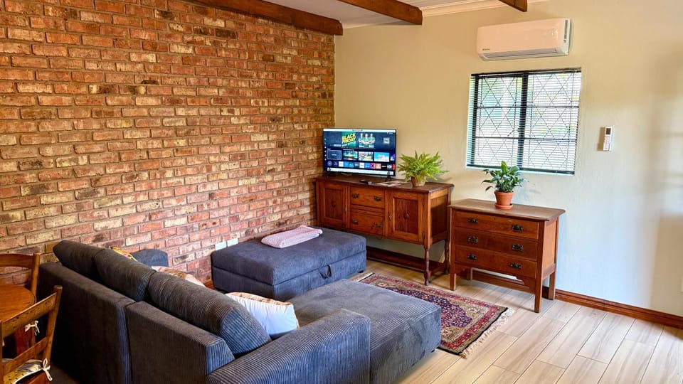 Communal lounge/ TV room, TV and multimedia, Living room, Evening entertainment