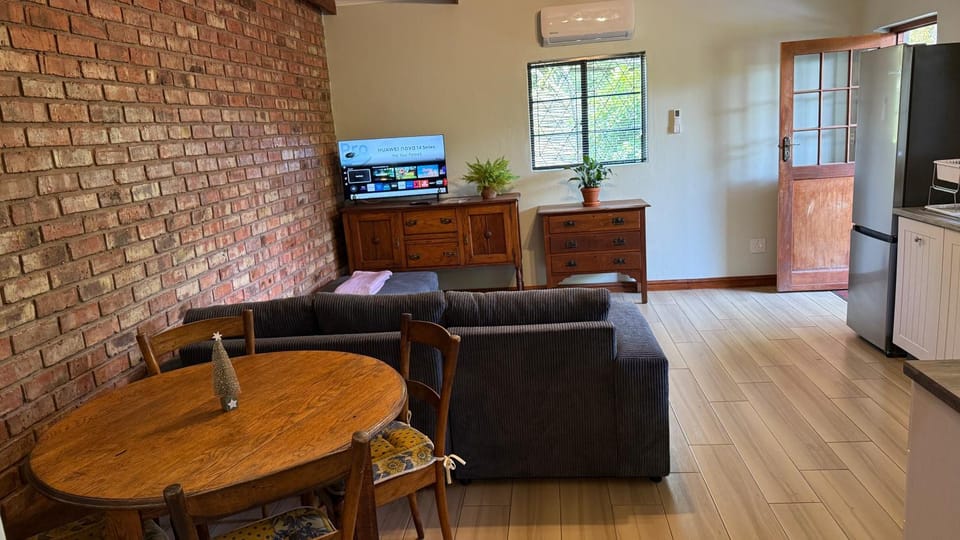 Communal lounge/ TV room, TV and multimedia, Living room, Seating area, Dining area, Evening entertainment