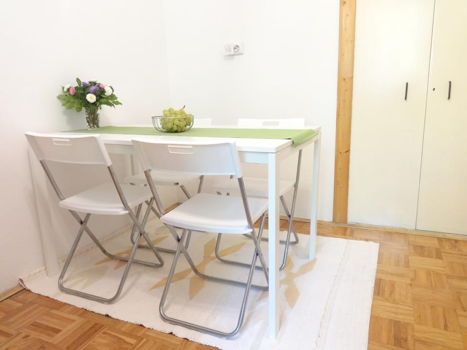 Kitchen or kitchenette, Seating area, Dining area