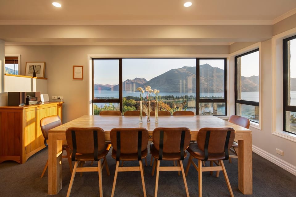 Seating area, Dining area, Mountain view