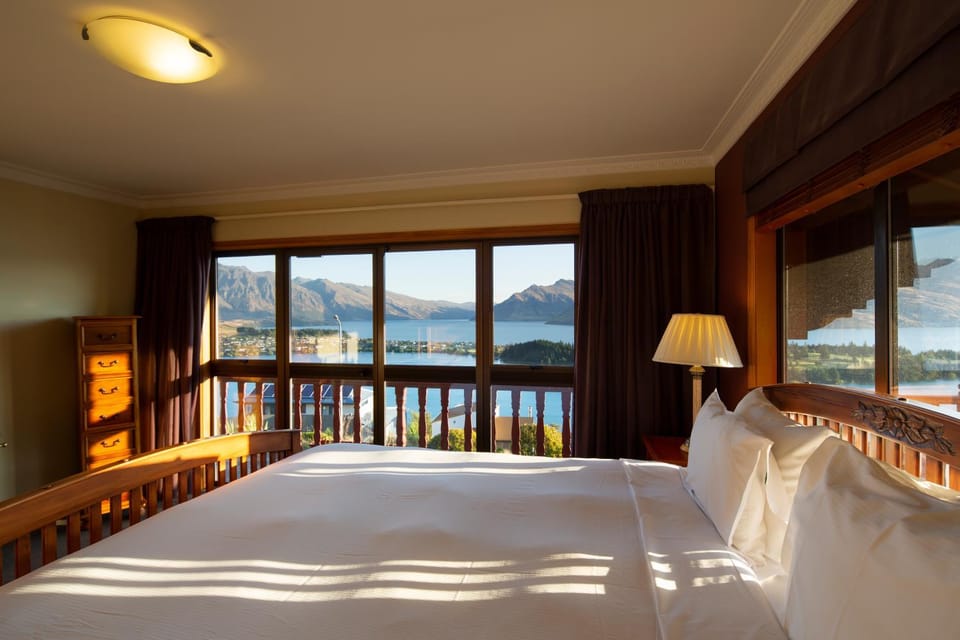 Bed, Natural landscape, View (from property/room), Balcony/Terrace, Photo of the whole room, Lake view, Mountain view