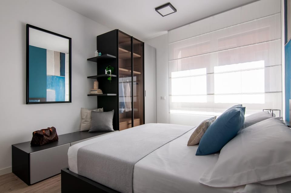 Photo of the whole room, Bedroom