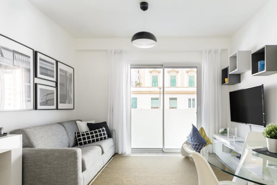 TV and multimedia, Living room, Seating area, Dining area, City view