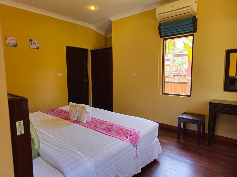 Bed, Photo of the whole room, Bedroom, wardrobe, air conditioner