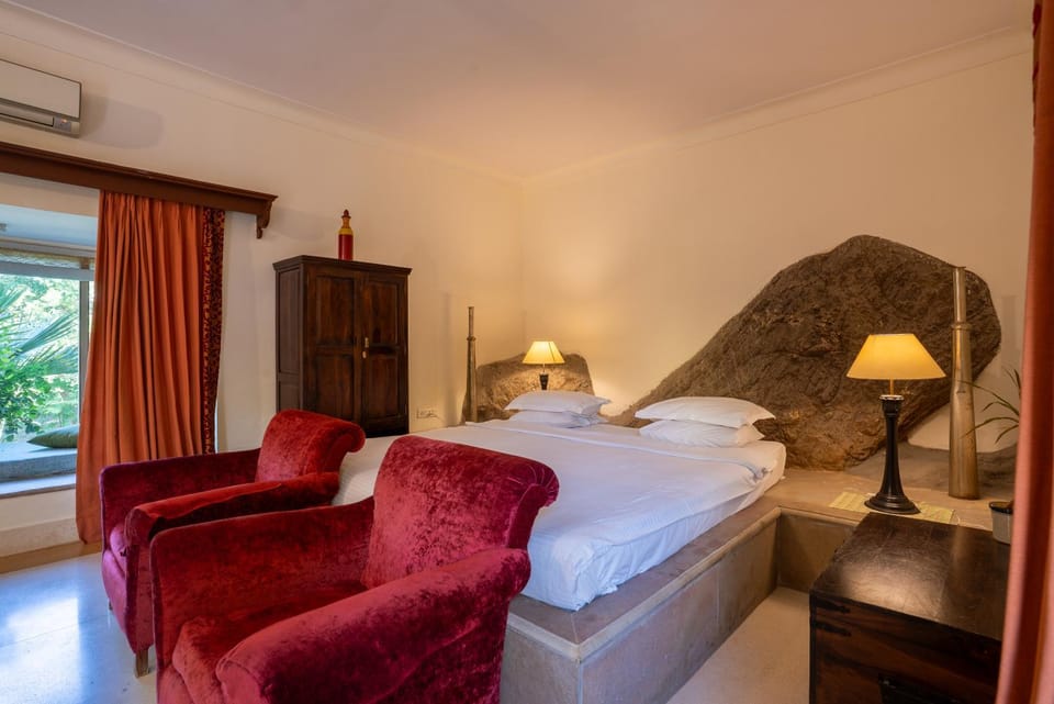 Bed, Photo of the whole room, Seating area, Bedroom