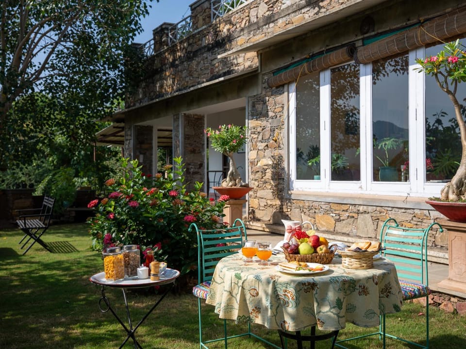 Property building, Spring, Day, Garden, Food and drinks, Dining area, Food, Breakfast, Continental breakfast, Drinks