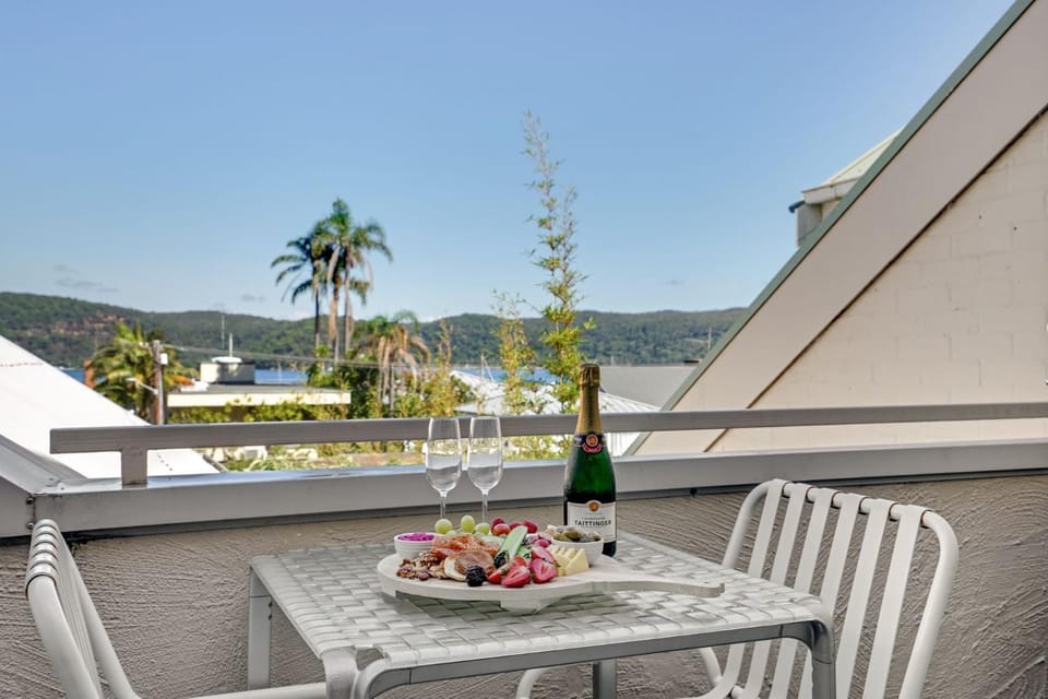 View (from property/room), Balcony/Terrace, Dining area, Sea view