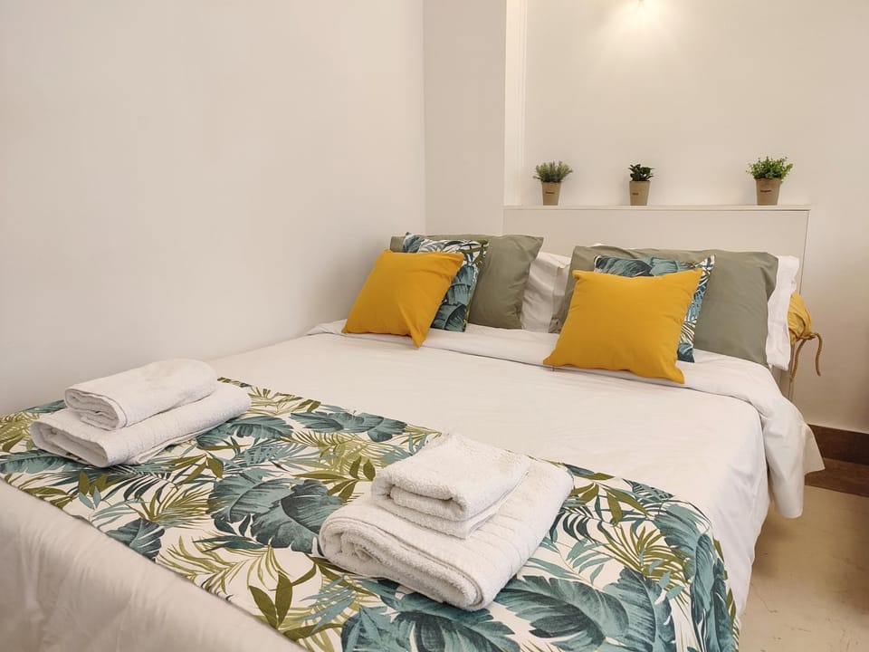Bed, towels