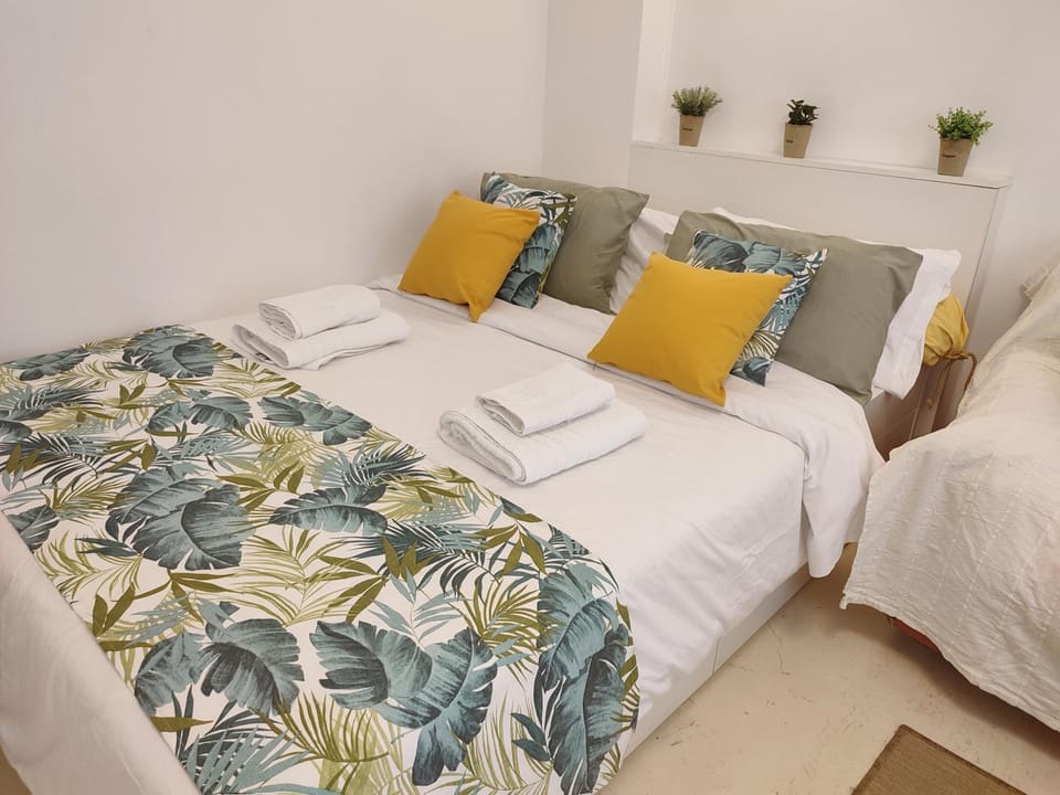 Bed, towels