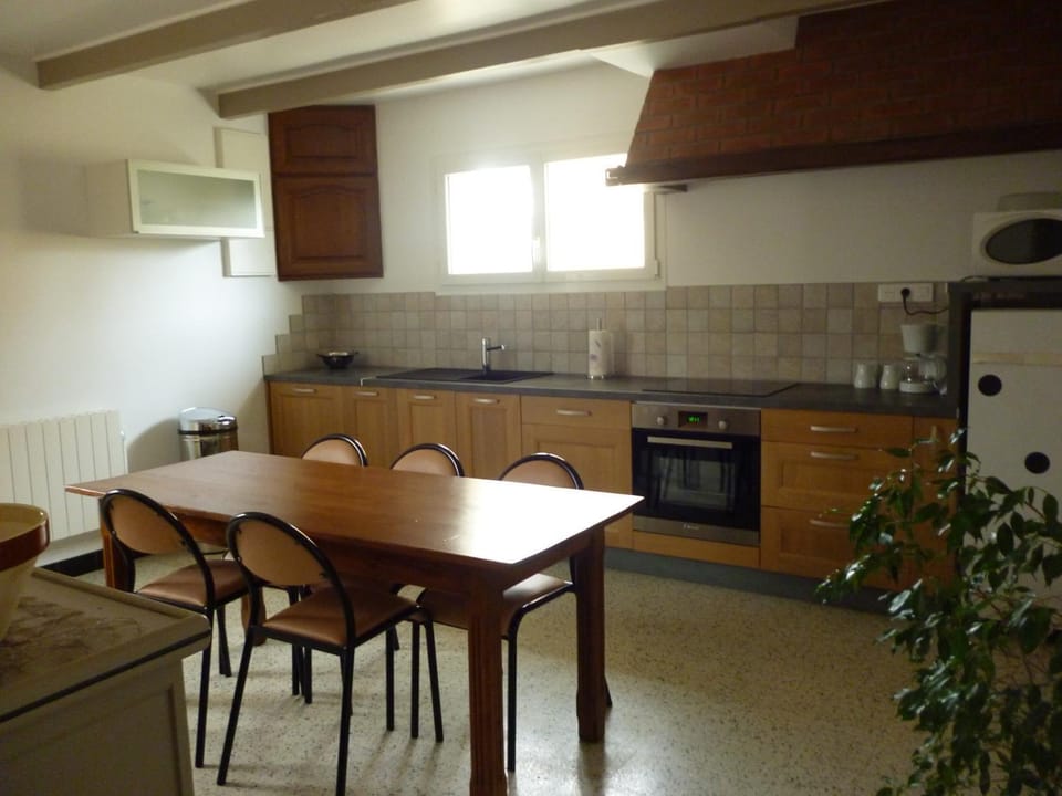 Kitchen or kitchenette, Dining area