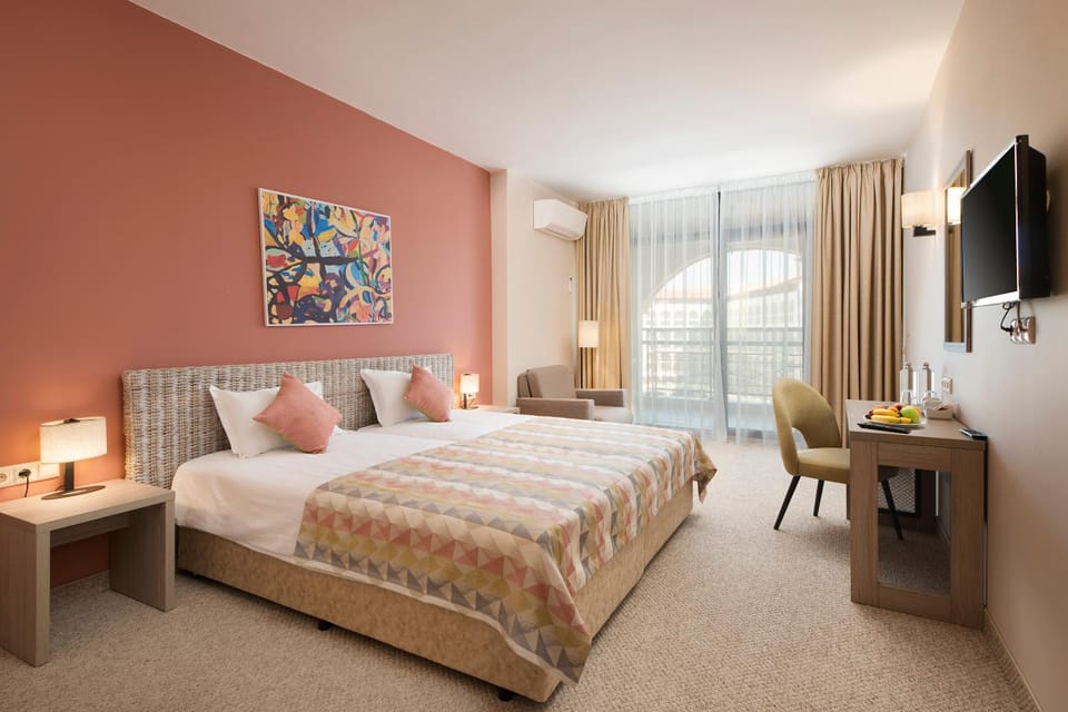Bed, TV and multimedia, Photo of the whole room, hair dresser