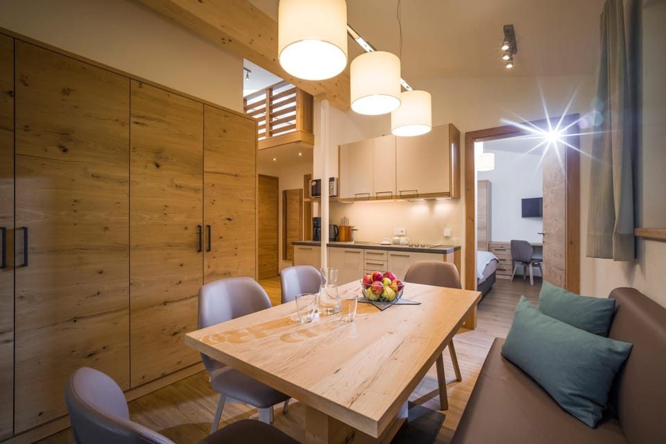 Coffee/tea facilities, Kitchen or kitchenette, Seating area, Dining area