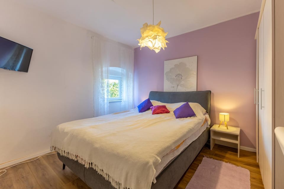 Bed, TV and multimedia, Bedroom