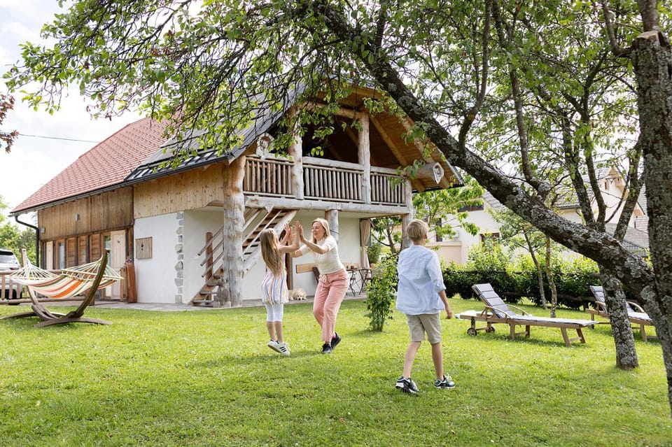 Property building, Day, Natural landscape, Garden, Guests, Garden view, group of guests