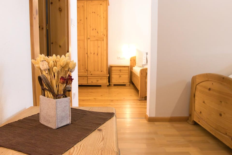 Photo of the whole room, Bedroom, wardrobe