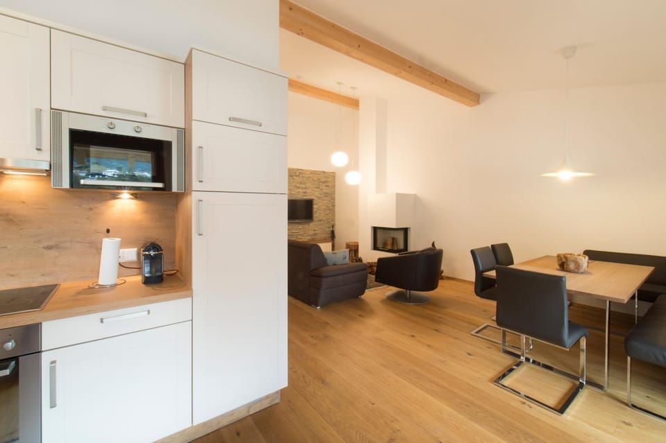 Kitchen or kitchenette, Seating area, Dining area