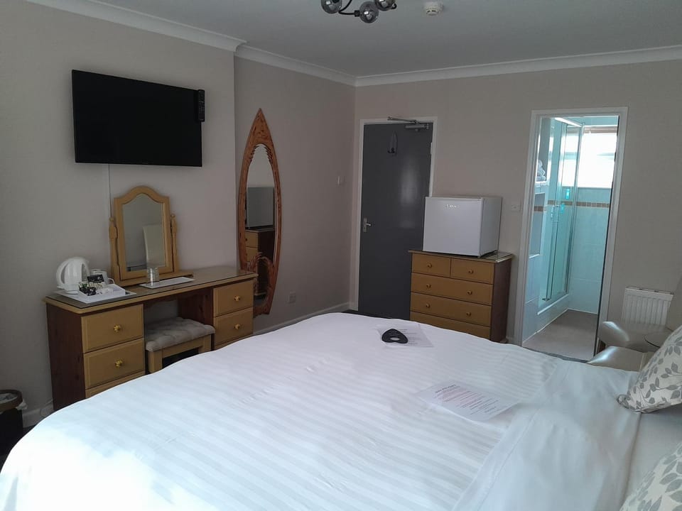 Bed, TV and multimedia, Photo of the whole room, Bedroom