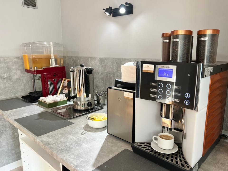 Coffee/tea facilities, Breakfast