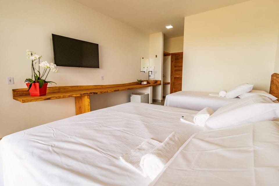 Bed, TV and multimedia, Photo of the whole room, Bedroom, towels