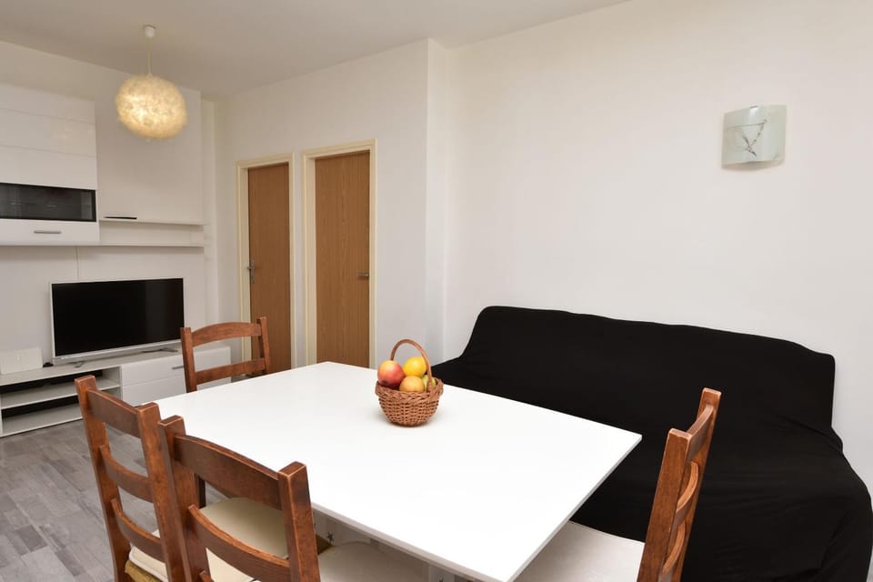 Communal lounge/ TV room, TV and multimedia, Living room, Seating area, Dining area