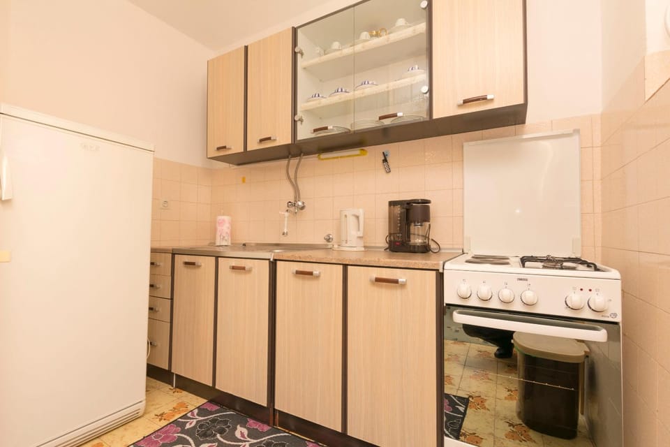Coffee/tea facilities, Kitchen or kitchenette, oven, stove