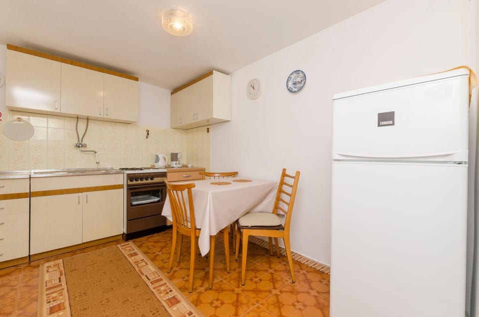 Kitchen or kitchenette, Dining area, oven, stove
