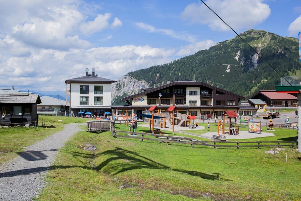 Property building, Summer, Other, Decorative detail, Area and facilities