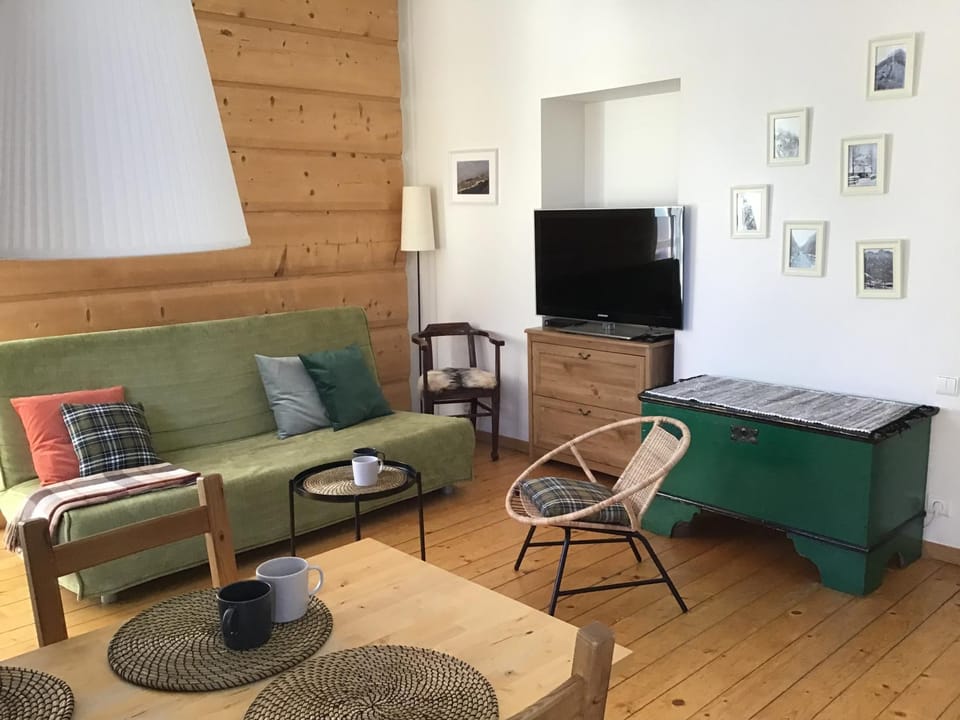 TV and multimedia, Living room, Seating area, Evening entertainment