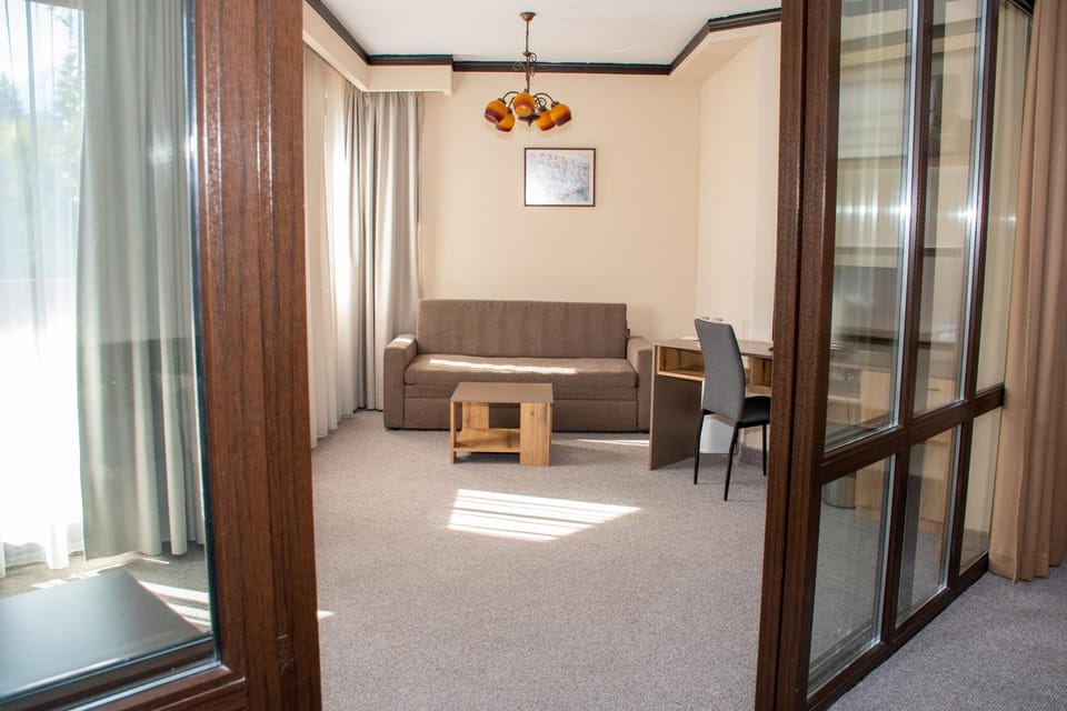 Bed, Living room, Photo of the whole room, Seating area