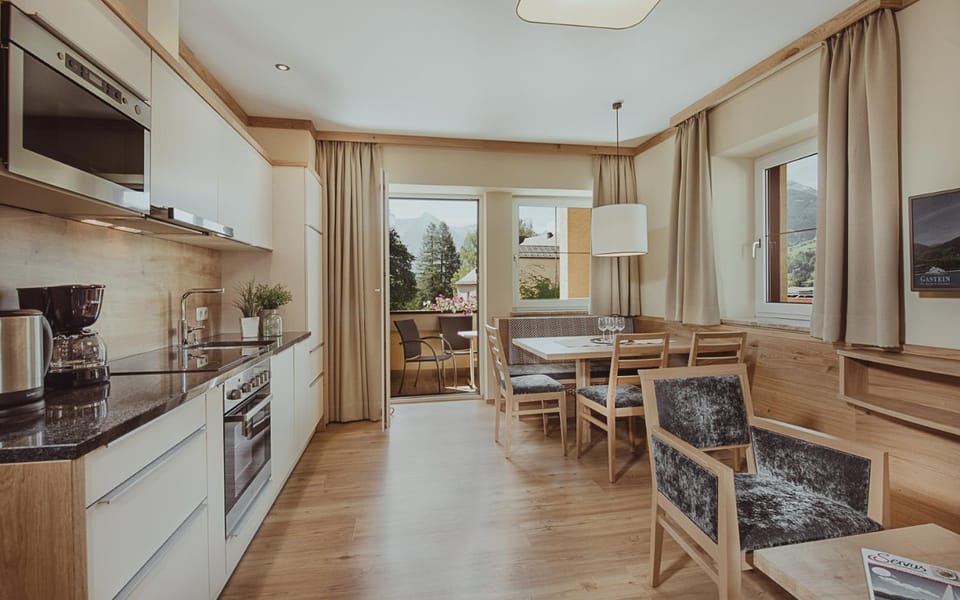 TV and multimedia, Kitchen or kitchenette, Living room, Seating area, Dining area, dishwasher, oven, stove