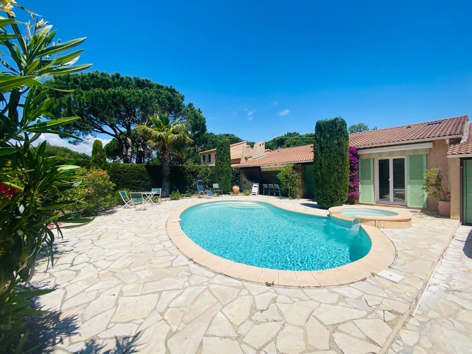 villa avec jacuzzi Villa in Sainte-Maxime