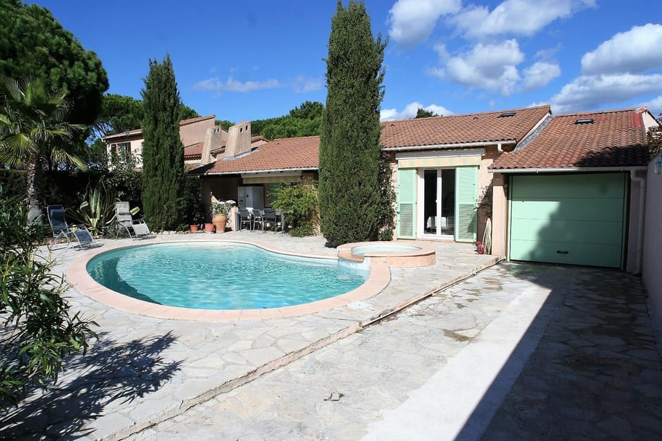 villa avec jacuzzi Villa in Sainte-Maxime