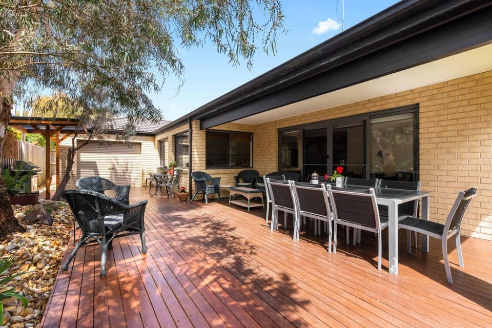 Property building, Patio, Balcony/Terrace, Seating area, Dining area