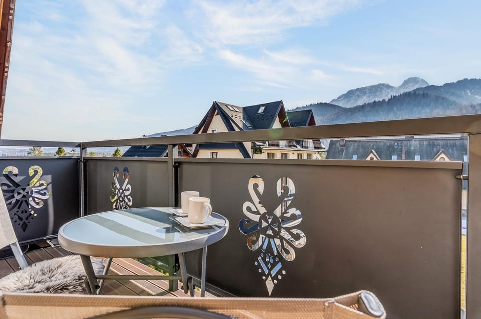 Balcony/Terrace, Mountain view