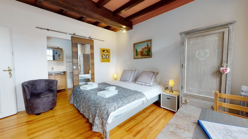 Photo of the whole room, Bedroom, towels