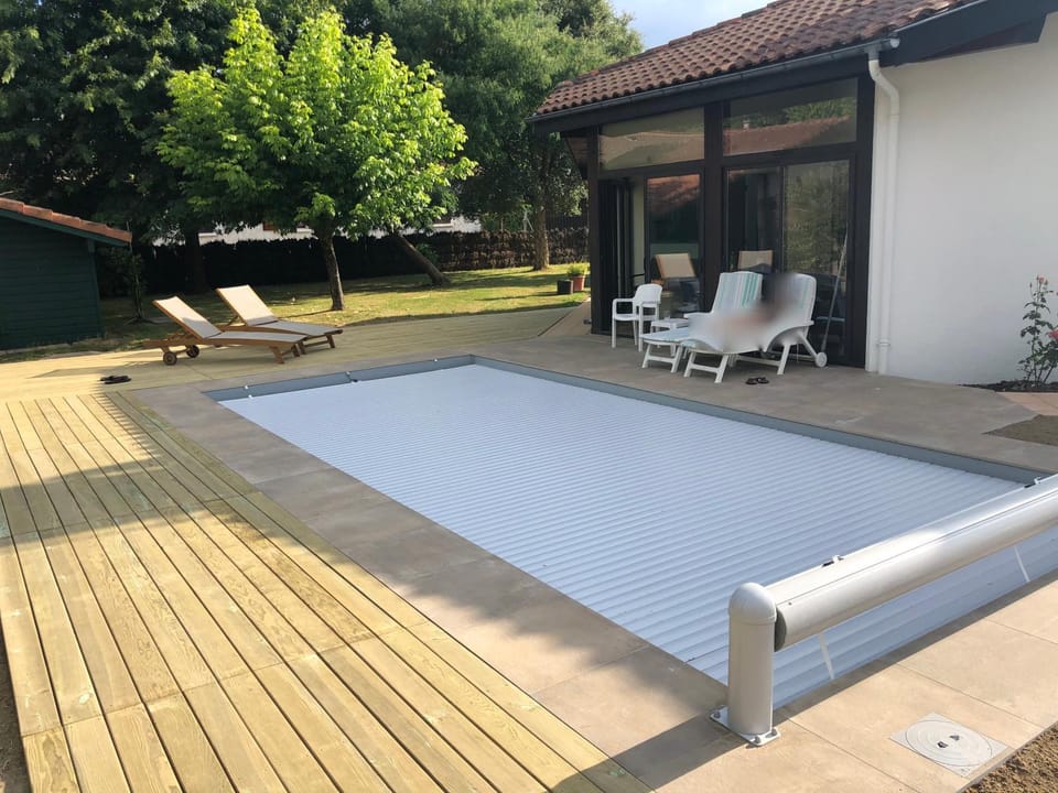 Swimming pool, sunbed